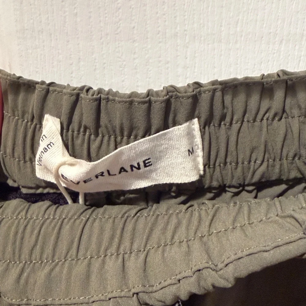 EVERLANE Women’s The Anywhere Barrel Short in Green NWT - Picture 2 of 4